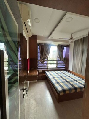 Bedroom in 2.5 BHK Apartment at Oberoi Realty Splendor, Andheri East – for Rent