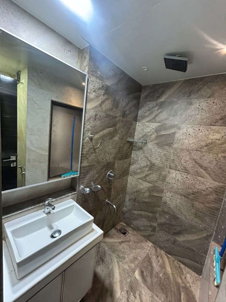 Bathroom, oberoi-realty-splendor 2.5 Bedroom 900 Sq.Ft. Apartment In Andheri East Mumbai 10633798