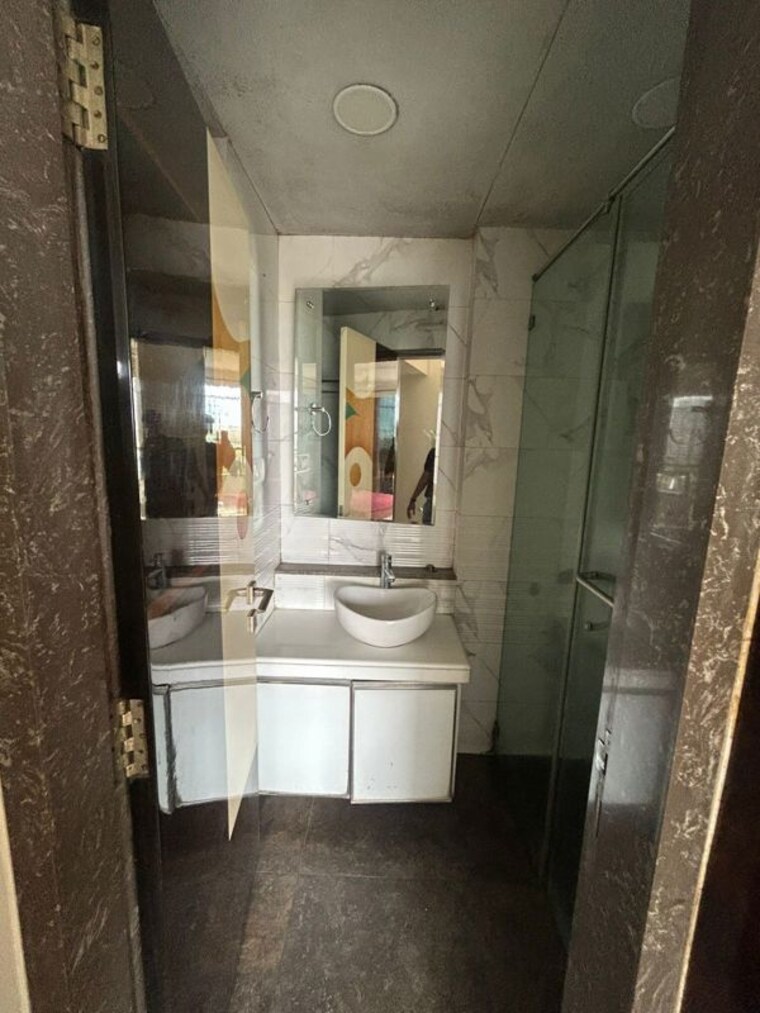 Bathroom, oberoi-realty-splendor 2.5 Bedroom 900 Sq.Ft. Apartment In Andheri East Mumbai 10633798