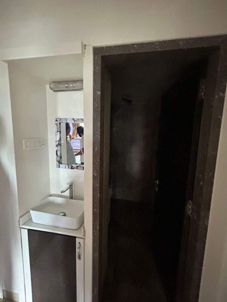 Bathroom, oberoi-realty-splendor 2.5 Bedroom 900 Sq.Ft. Apartment In Andheri East Mumbai 10633798