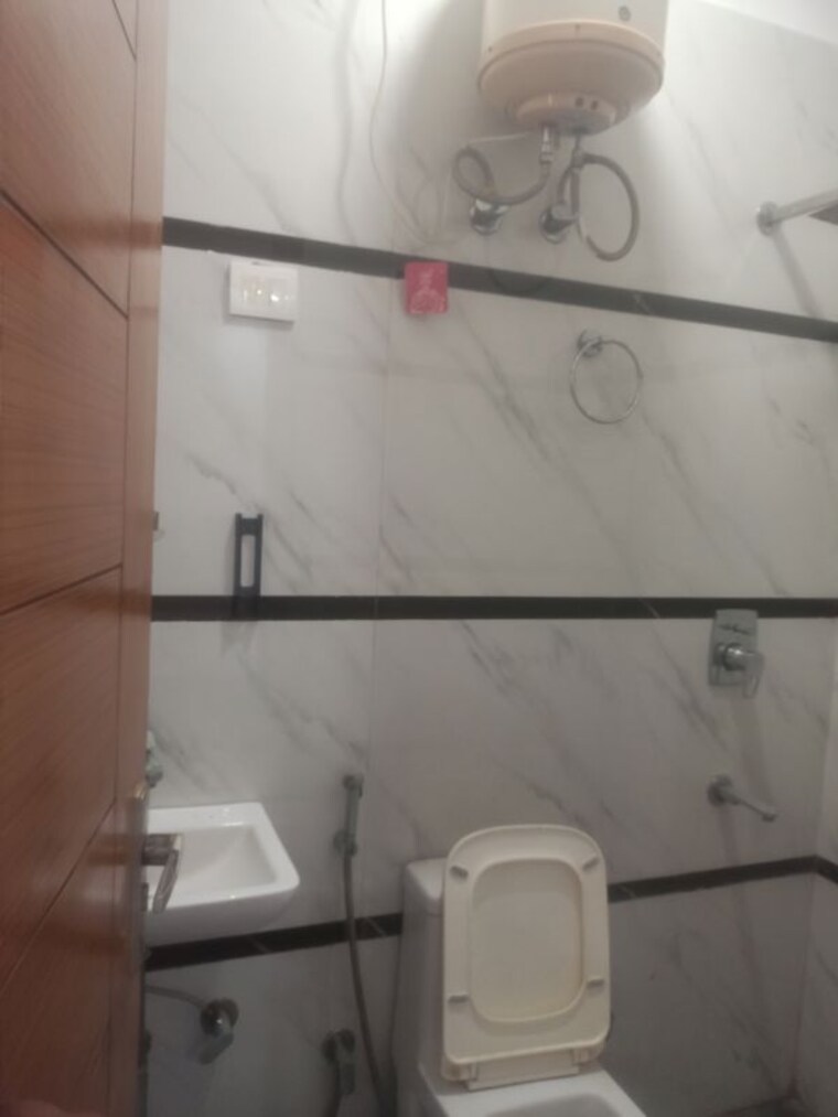 Bathroom, vasant kunj enclave 2 Bedroom 800 Sq.Ft. Builder Floor In Vasant Kunj Enclave Delhi 10633822