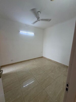 Room in 2 BHK Apartment at Gaur City 7th Avenue, Sector 4 Greater Noida – for Rent