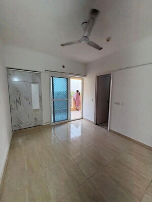 Room in 2 BHK Apartment at Gaur City 7th Avenue, Sector 4 Greater Noida – for Rent