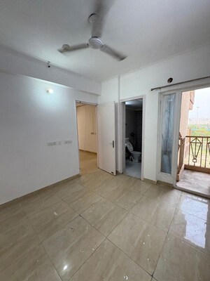 Room in 2 BHK Apartment at Gaur City 7th Avenue, Sector 4 Greater Noida – for Rent