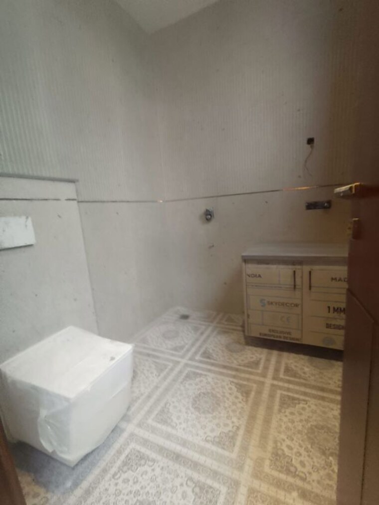 Bathroom, paschim vihar 3 Bedroom 200 Sq.Yd. Builder Floor In Paschim Vihar Delhi 10634021
