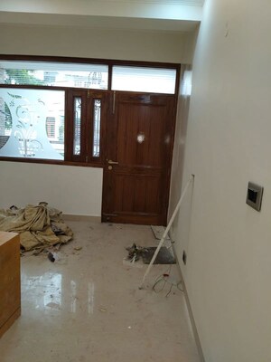 Room in 2 BHK Apartment at Park View Apartments Noida, Sector 29 – for Rent