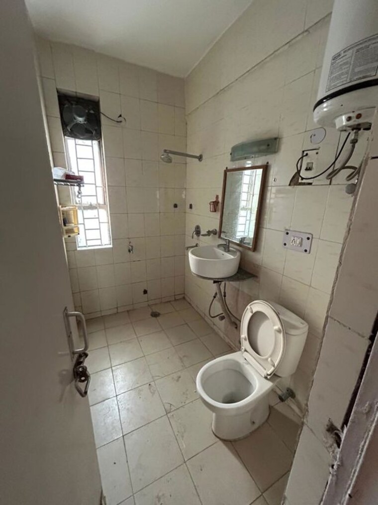 Bathroom, vasant kunj 3 Bedroom 1500 Sq.Ft. Apartment In Vasant Kunj Delhi 10634242