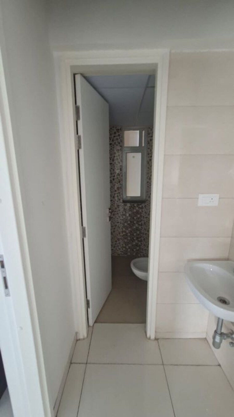 Bathroom, godrej-park-ridge 3 Bedroom 1100 Sq.Ft. Apartment In Manjari Pune 10634281