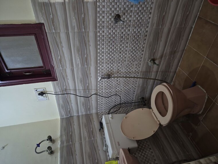 Bathroom, mayur vihar 1 RK 280 Sq.Ft. Builder Floor In Mayur Vihar Delhi 10634386