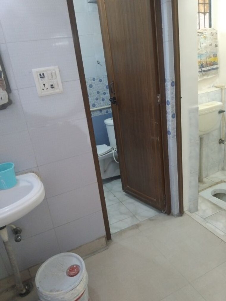 Bathroom, arun-vihar-sector-37 2 Bedroom 750 Sq.Ft. Apartment In Sector 37 Noida 10074555