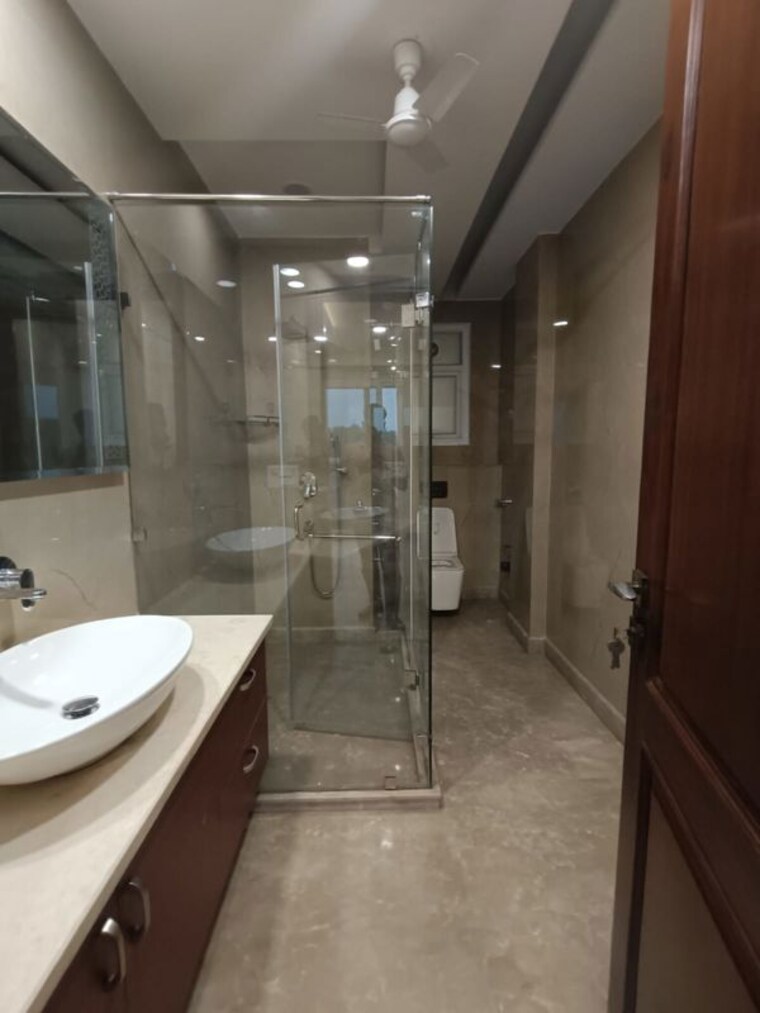 Bathroom, janakpuri 4 Bedroom 325 Sq.Yd. Builder Floor In Janakpuri Delhi 10634505
