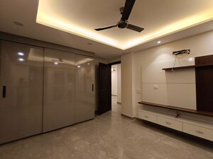 Room in 4 BHK Builder Floor at Janakpuri – for Rent