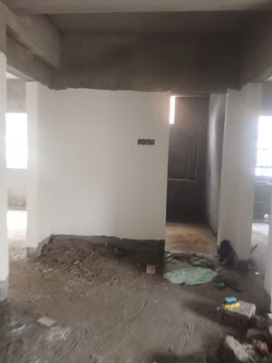 Room in 2 BHK Apartment at Alkapuri – for Sale