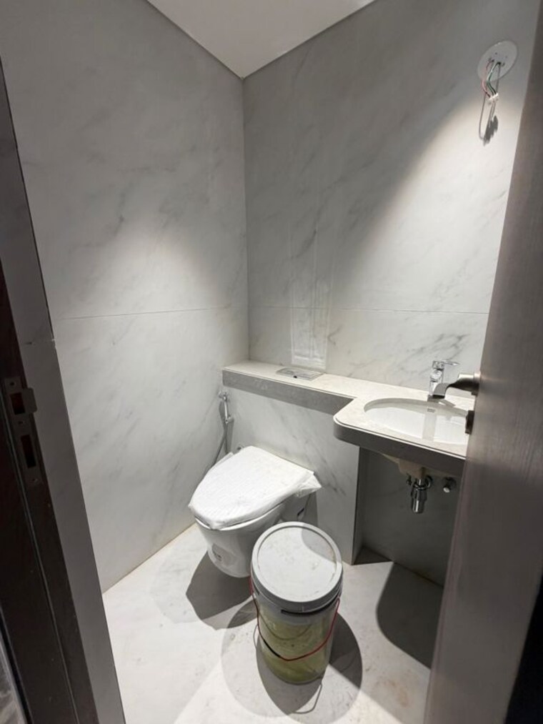 Bathroom, rustomjee-ashiana 3 Bedroom 1400 Sq.Ft. Apartment In Juhu Mumbai 10634571
