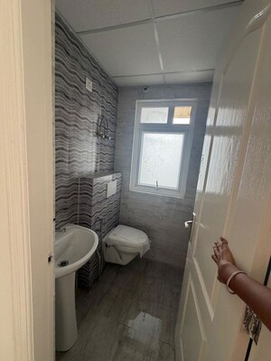 Bathroom in 2.5 BHK Apartment at Amrapali Silicon City, Sector 76 – for Sale