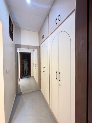 Furnished Amenities in 4 BHK Builder Floor at Hauz Khas Enclave – for Rent