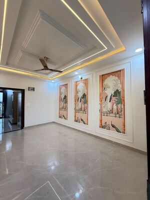 Room in 4 BHK Builder Floor at Hauz Khas Enclave – for Rent