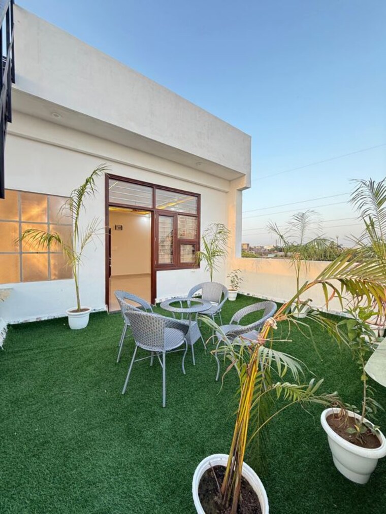 Garden, hauz khas enclave 4 Bedroom 300 Sq.Yd. Builder Floor In Hauz Khas Enclave Delhi 10634601