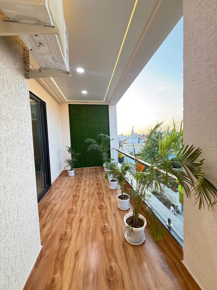 Balcony, hauz khas enclave 4 Bedroom 300 Sq.Yd. Builder Floor In Hauz Khas Enclave Delhi 10634601