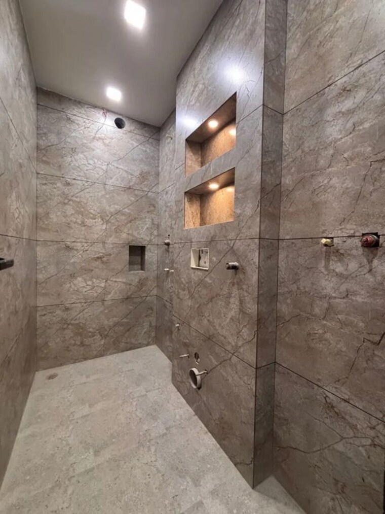 Bathroom, chittaranjan park 3 Bedroom 160 Sq.Yd. Builder Floor In Chittaranjan Park Delhi 10634611