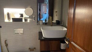 Bathroom in 5 BHK Independent House at DLF Building 10, Dlf Phase ii – for Sale