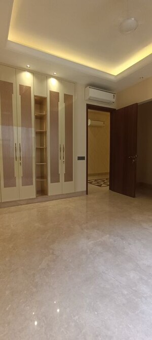 Room in 3 BHK Builder Floor at Safdarjung Development Area – for Rent