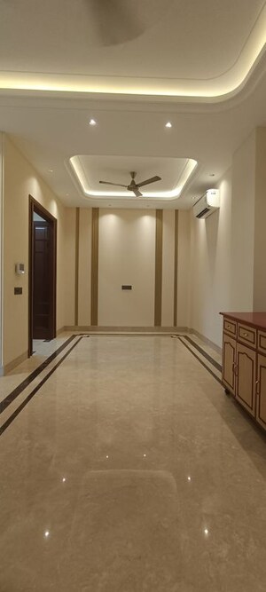 Building Lobby in 3 BHK Builder Floor at Safdarjung Development Area – for Rent