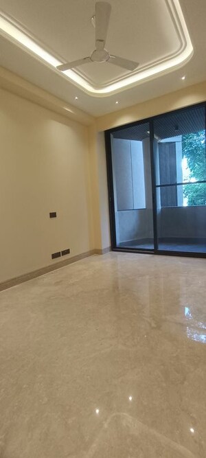 Room in 3 BHK Builder Floor at Safdarjung Development Area – for Rent