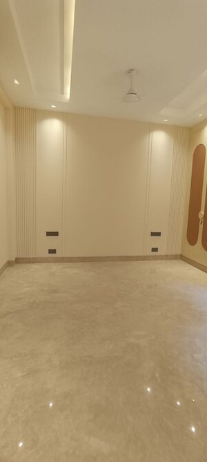 Room in 3 BHK Builder Floor at Safdarjung Development Area – for Rent
