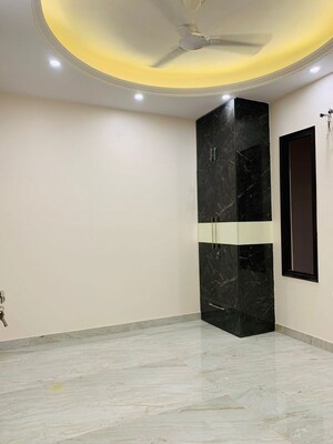Room in 4 BHK Builder Floor at Sector 52 – for Rent