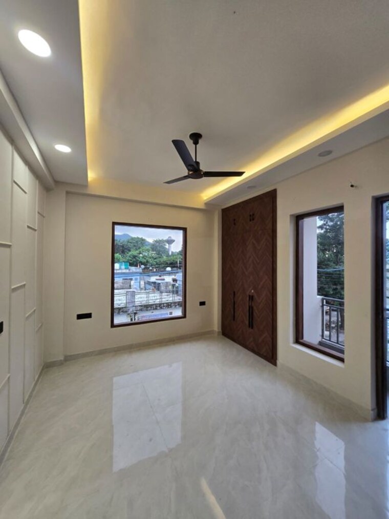 Room, sahastradhara road 3 Bedroom 165 Sq.Yd. Independent House In Sahastradhara Road Dehradun 10634998