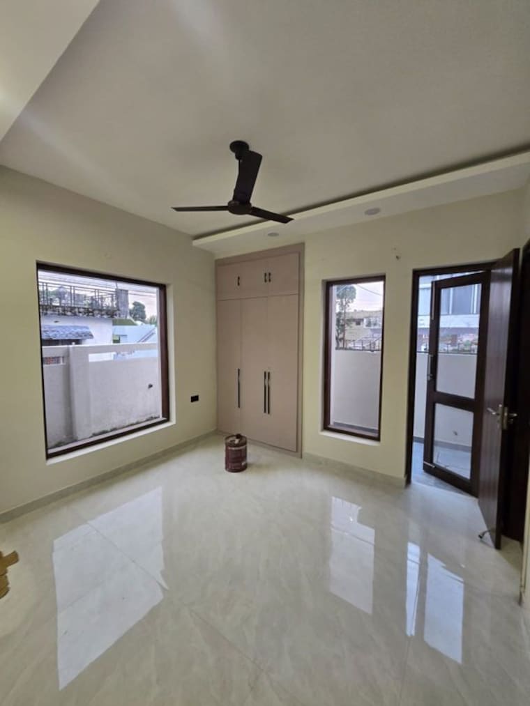 Room, sahastradhara road 3 Bedroom 165 Sq.Yd. Independent House In Sahastradhara Road Dehradun 10634998