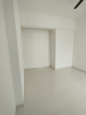 Room in 2 BHK Apartment at Runwal Eirene, Balkum Pada – for Rent