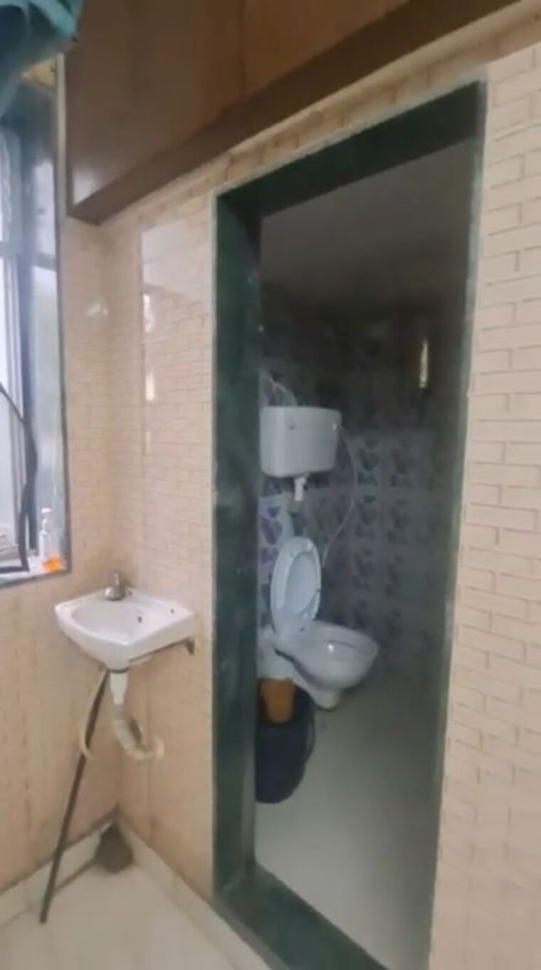 Bathroom, vile-parle-mahaveer 1 RK 350 Sq.Ft. Builder Floor In Vile Parle West Mumbai 10635176