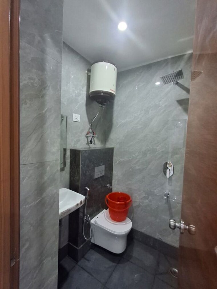 Bathroom, freedom fighters enclave 1 Bedroom 700 Sq.Ft. Apartment In Freedom Fighters Enclave Delhi 10635240