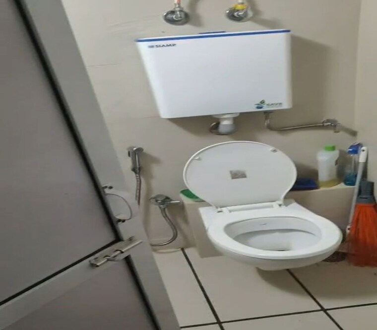 Bathroom, dadar east 1.5 Bedroom 500 Sq.Ft. Apartment In Dadar East Mumbai 10635285