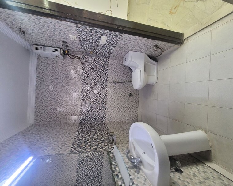 Bathroom, green fields colony 4 Bedroom 2100 Sq.Ft. Builder Floor In Green Fields Colony Faridabad 10635284