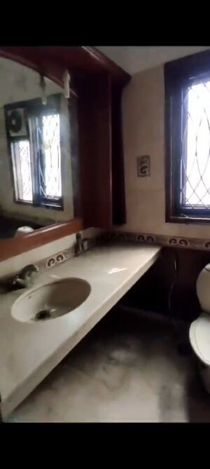 Team Area in 3 BHK Builder Floor at Nehru Enclave – for Sale
