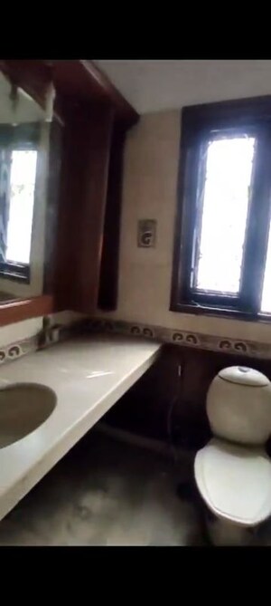 Team Area in 3 BHK Builder Floor at Nehru Enclave – for Sale