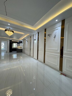 Room in 4 BHK Builder Floor at Green Fields Colony – for Rent