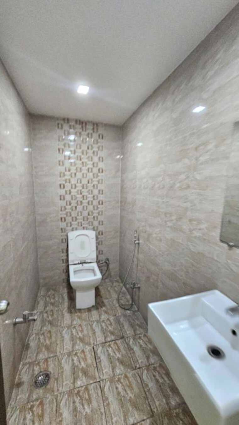 Bathroom, levana-cyber-heights Commercial Office Space 2550 Sq.Ft. In Vibhuti Khand Lucknow 10635329