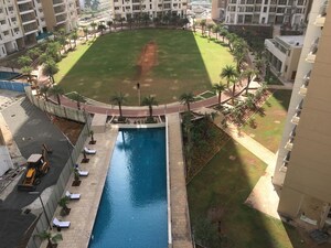 Swimming Pool in 3.5 BHK Apartment at Runwal Greens, Mulund West – for Rent