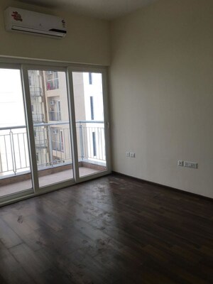 Room in 3.5 BHK Apartment at Runwal Greens, Mulund West – for Rent