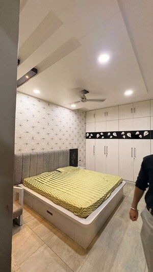 Bedroom in 6+ BHK Villa at Vineet Khand – for Rent