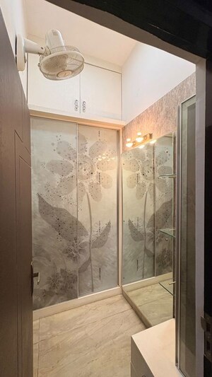 Bathroom in 6+ BHK Villa at Vineet Khand – for Rent