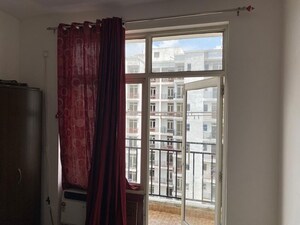 Room in 3 BHK Apartment at Omaxe R2, Gomti Nagar – for Rent