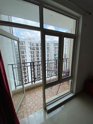 Room in 3 BHK Apartment at Omaxe R2, Gomti Nagar – for Rent
