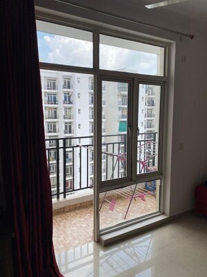 Room in 3 BHK Apartment at Omaxe R2, Gomti Nagar – for Rent