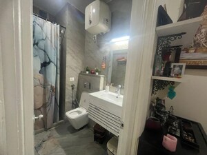 Bathroom in 2.5 BHK Apartment at Emaar Emerald Estate, Sector 65 – for Rent