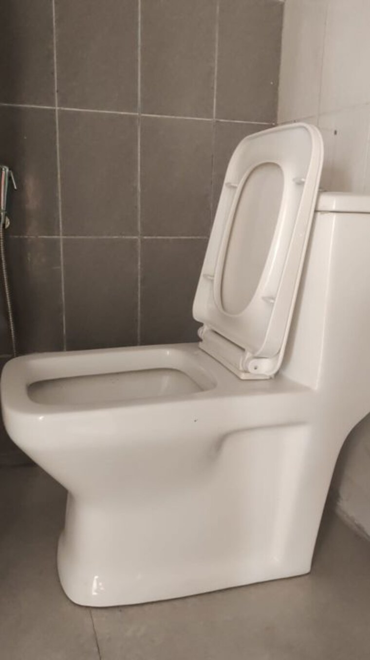 Bathroom, upavp-ganga-yamuna-and-hindon-enclave 1.5 Bedroom 700 Sq.Ft. Apartment In Pratap Vihar Ghaziabad 10635421
